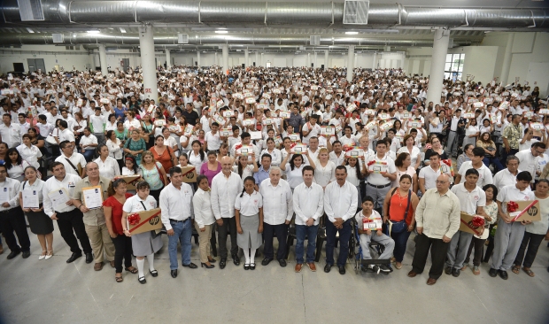 Reciben bachilleres de Centro 4 mil 945 tabletas electrónicas