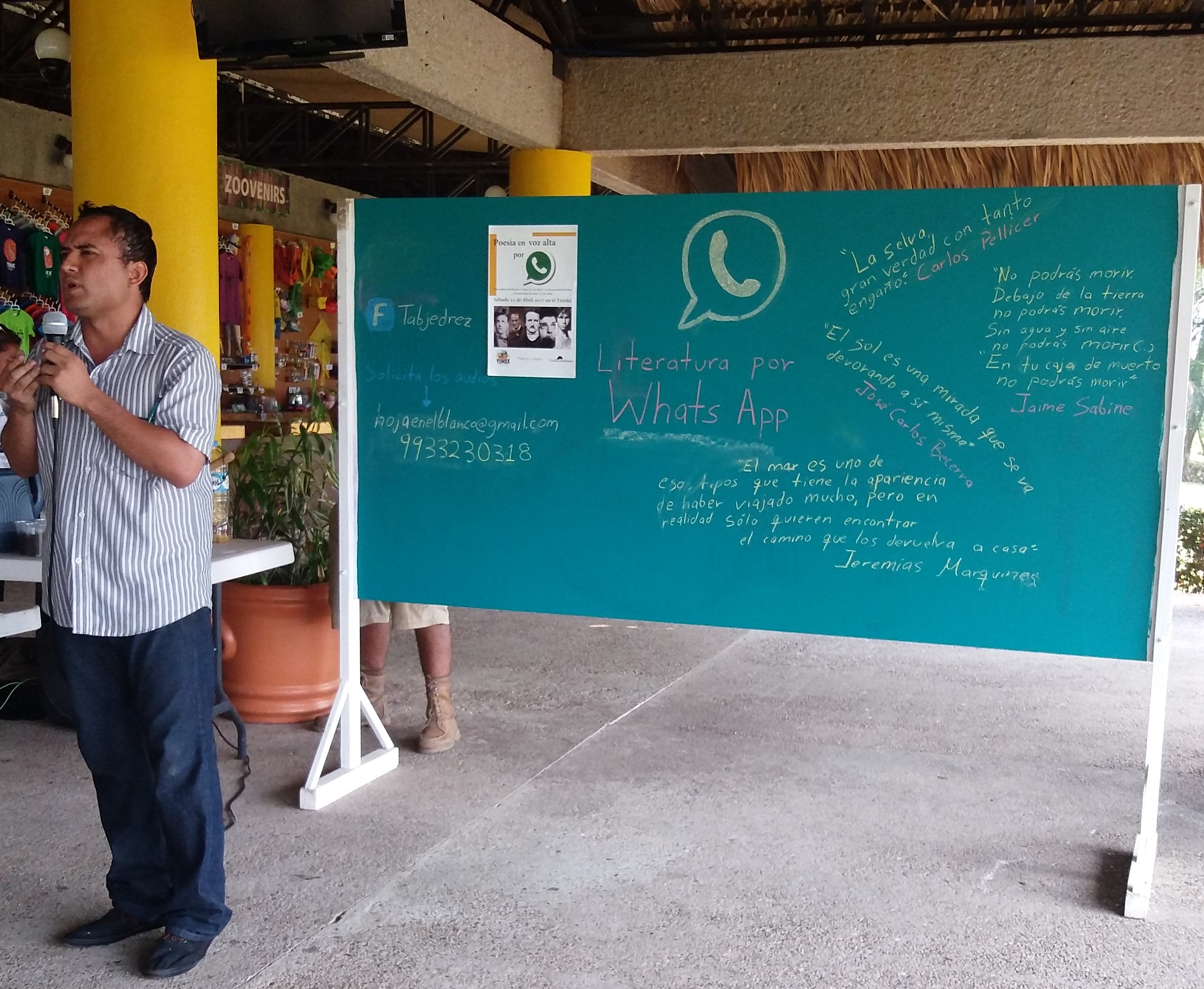 Paulo Estrada recitando un poema en conmemoración del Día Internacional de la Madre Tierra 2017