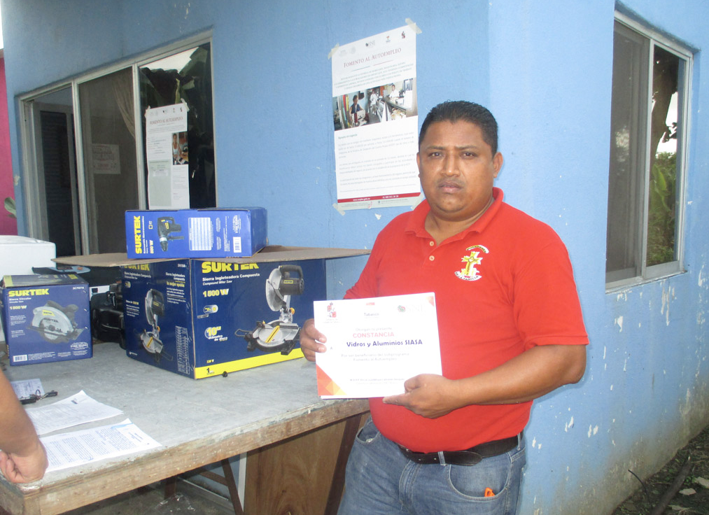 SEE entrega maquinas y equipos de trabajo del Subprograma Fomento al Autoempleo