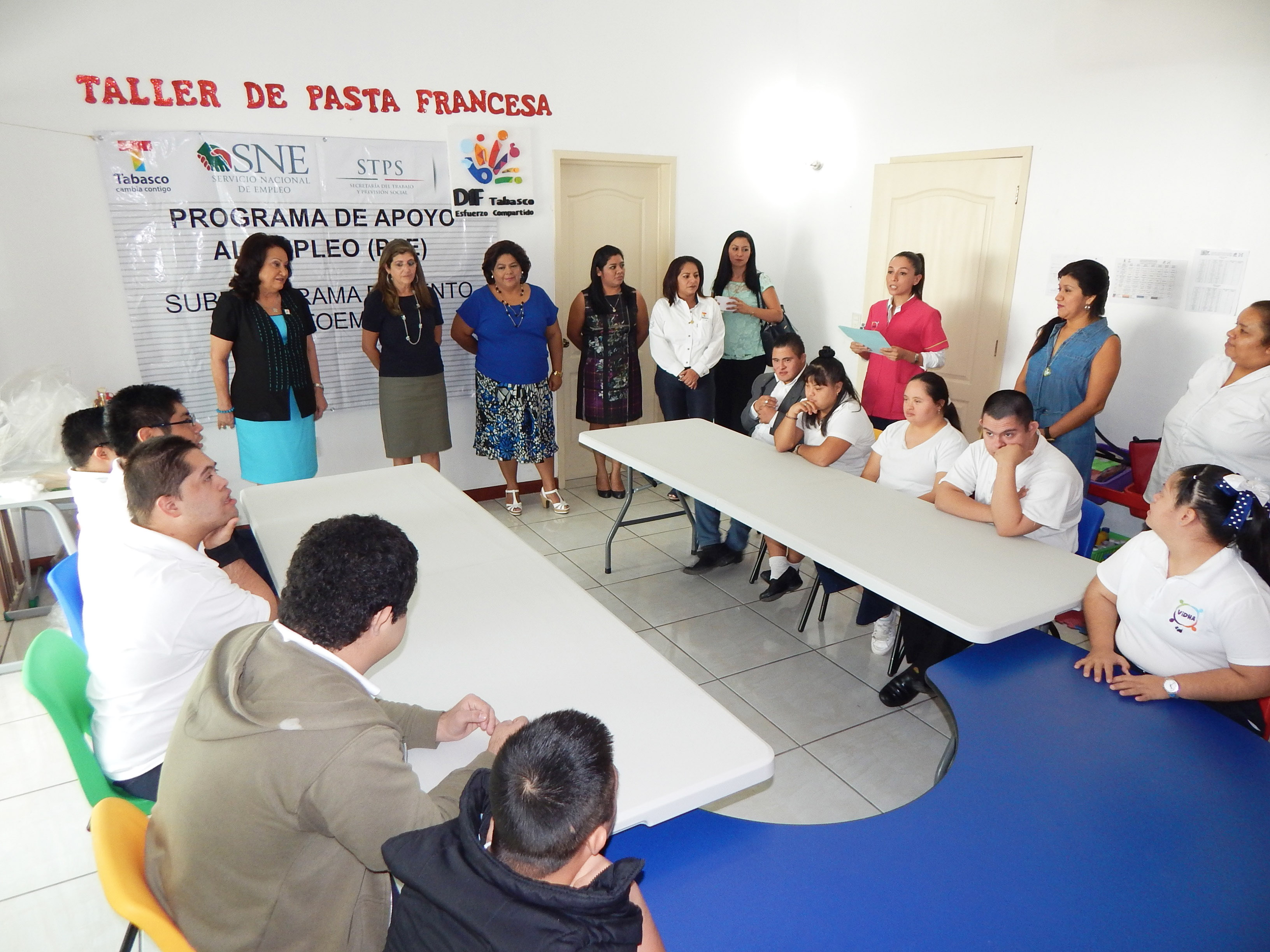 Impulsa DIF y SEE autoempleo y capacitación a personas con discapacidad