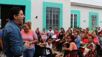 Orienta la dependencia a habitantes del municipio de Centro que buscan iniciar un negocio o fortalecerlo