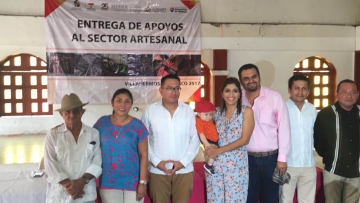 El IFAT, entregó recursos por 370 mil 500 pesos a 156 artesanos de los municipios de Tacotalpa