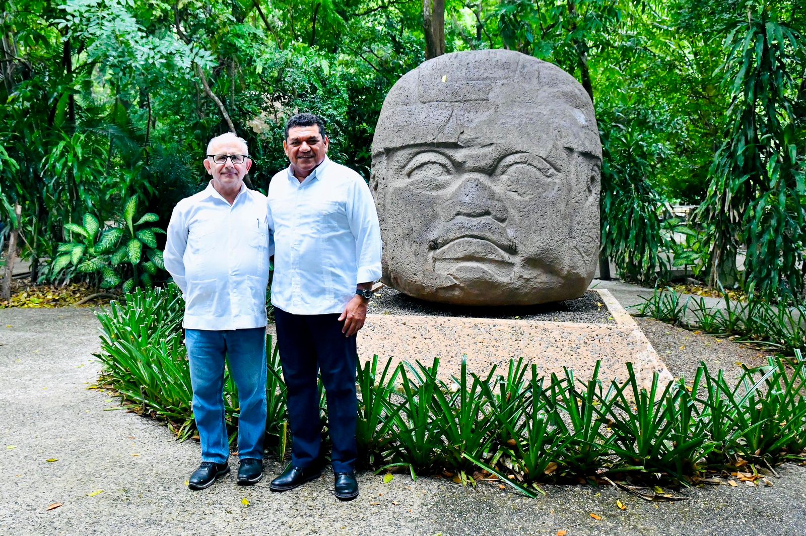 El Gobernador Javier May Rodríguez sostuvo un encuentro con el director general del Instituto Nacional de Antropología e Historia (INAH), Diego Prieto Hernández, donde se presentaron los proyectos de lo que será el nuevo Centro Cultural Quinta Grijalva, así como la reactivación de las zonas arqueológicas del estado y del Parque Museo La Venta.