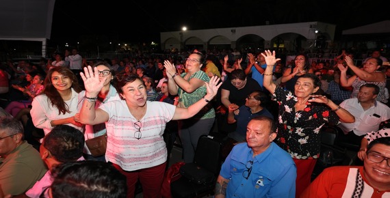 Vibra Plaza de Armas con la voz de Eugenia León, puso a cantar a todos en el Festival Ceiba