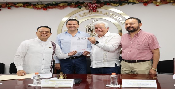 • El secretario de Gobierno, José Ramiro López Obrador y el consejero Jurídico del Estado, Jesús Manuel Argáez de los Santos entregaron el documento