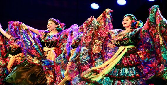 * Familias completas disfrutaron de los bailables de Oaxaca, Chiapas, Yucatán, Campeche y Tabasco