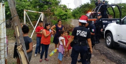 Sonrisas y alegrías fueron el marco del festejo de la Navidad en Los Aztlanes Policías Estatales y de Género les regalaron juguetes