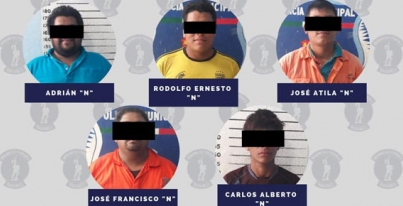 Detienen Policías de Cárdenas a cinco personas por robo de tuberías de Pemex y decomisan un vehículo.