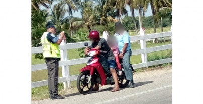 Vehículos y motocicletas son inspeccionadas en operativo Revisión de Documentos que PEC realiza en carreteras de Tabasco.