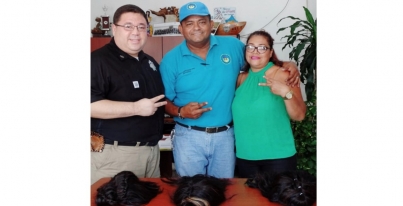 Donó el CREST tres pelucas oncológicas que serán entregadas a pacientes con cáncer en Ciudad de México.