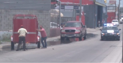 Elementos de la Policía Estatal de Caminos (PEC), lograron que locatarios movieran anuncios que obstruían la vía.