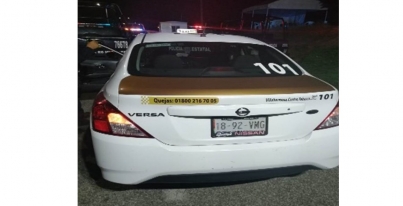 Policías Estatales aseguraron a dos masculinos como presuntos responsables del robo de un taxi plus.