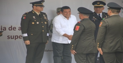 * Asiste el Gobernador Javier May como invitado especial a la entrega de insignias