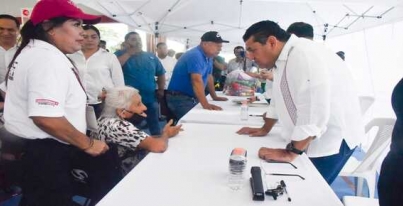 “Al que madruga, las Jornadas de Atención lo ayudan”, dijo don Óscar Ulín, luego de beneficiarse, en menos de treinta minutos, con una silla de ruedas para su esposa Araceli Marchena.