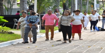 * Visitantes de diversos municipios y estados recorrieron este fin de semana el recinto; desde Jalpa de Méndez, llegó un joven acompañado de toda su familia para tomarse su sesión de fotos de XV años