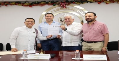 • El secretario de Gobierno, José Ramiro López Obrador y el consejero Jurídico del Estado, Jesús Manuel Argáez de los Santos entregaron el documento