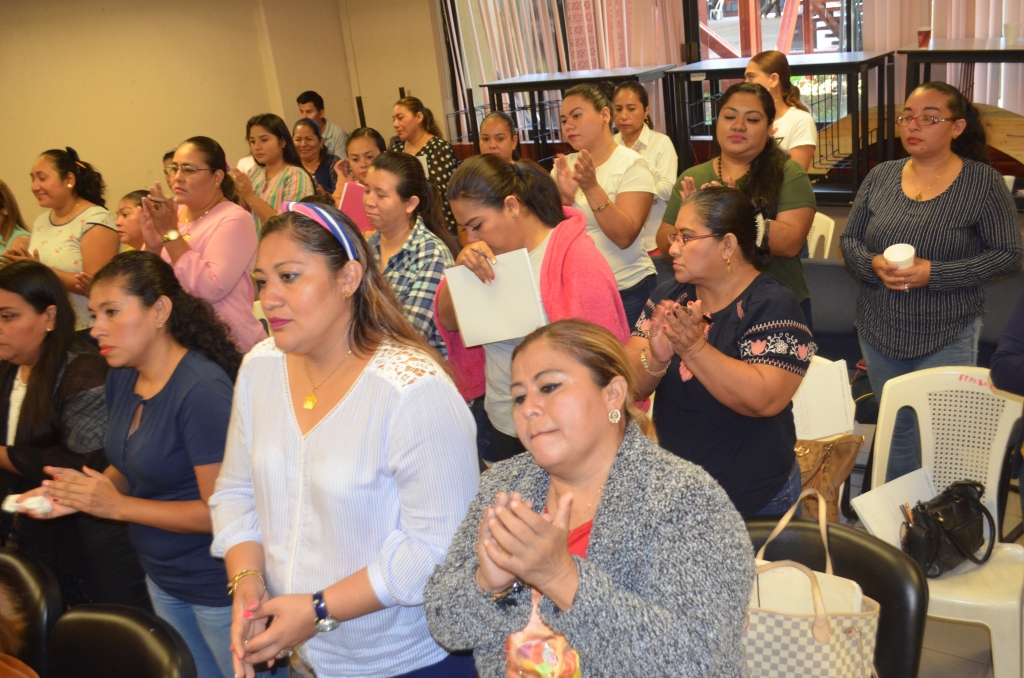En el curso-taller participan un total de 160 maestros, directores y supervisores de centros educativos de nivel preescolar y primaria..jpg