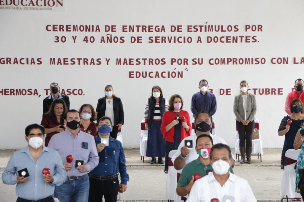 Entrega Estímulos Docentes Centro 5.jpg