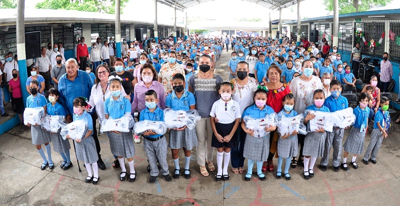 03 Entrega de uniformes en Bosque de Saloya (14).jpeg