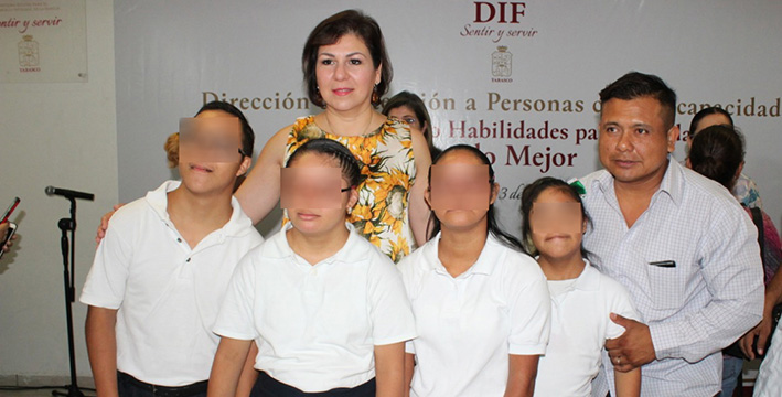 FOTO DIF-ENTREGA DE LENTES (1).jpeg