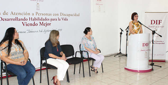 FOTO DIF-ENTREGA DE LENTES (6).jpeg