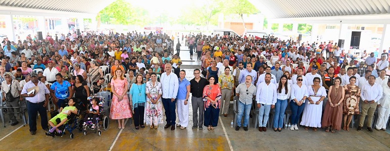 FOTO EJECUTIVO ENTREGA DE APOYOS  (10).jpeg