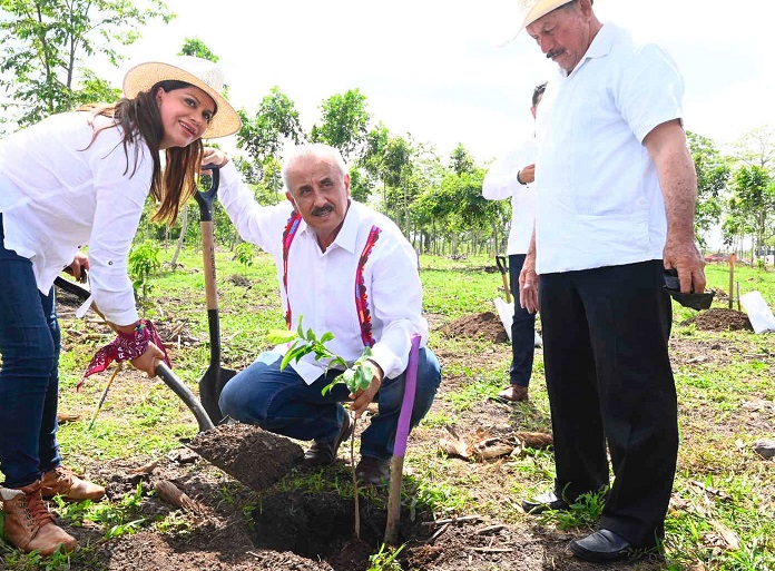 FOTO GOBERNADOR EN SEMBRANDO VIDA (2).jpeg
