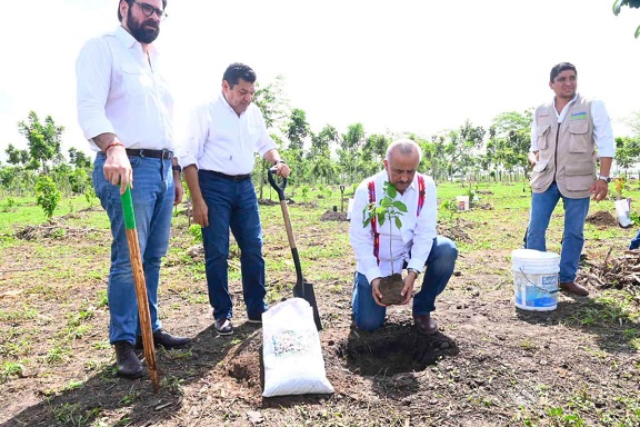 FOTO GOBERNADOR EN SEMBRANDO VIDA (5).jpeg