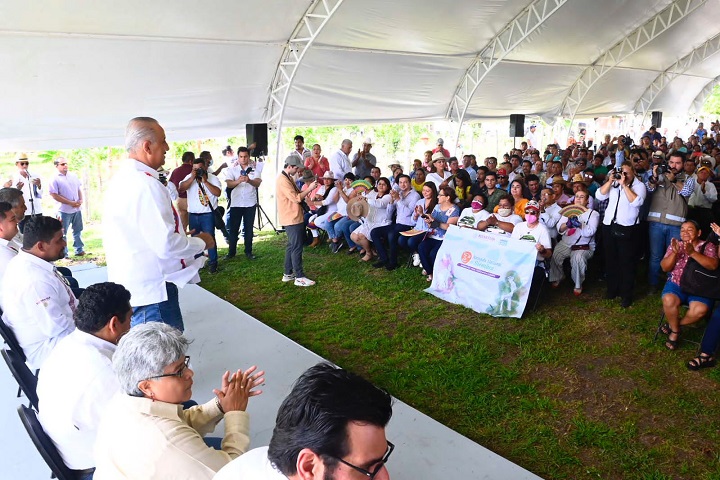 FOTO GOBERNADOR EN SEMBRANDO VIDA (6).jpeg