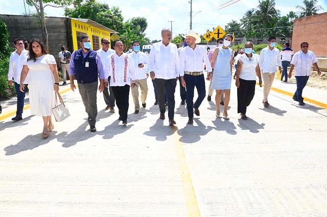 FOTO GOBERNADOR ENTREGA DE CALLES EN TENOSIQUE (30).jpeg