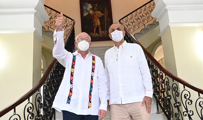 FOTO GOBERNADOR Y EMBAJADOR DE ESTADOS UNIDOS  (1).jpg