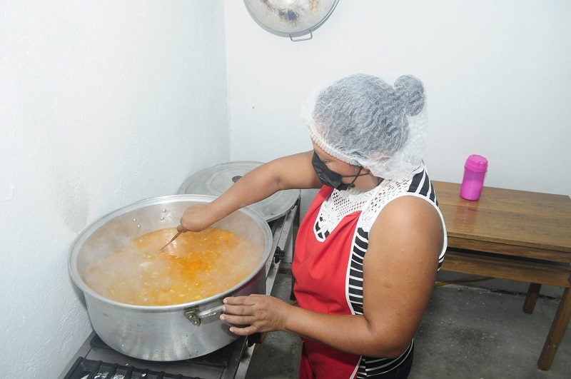 PREPARAN DESAYUNOS ESCOLARES  (10).jpg