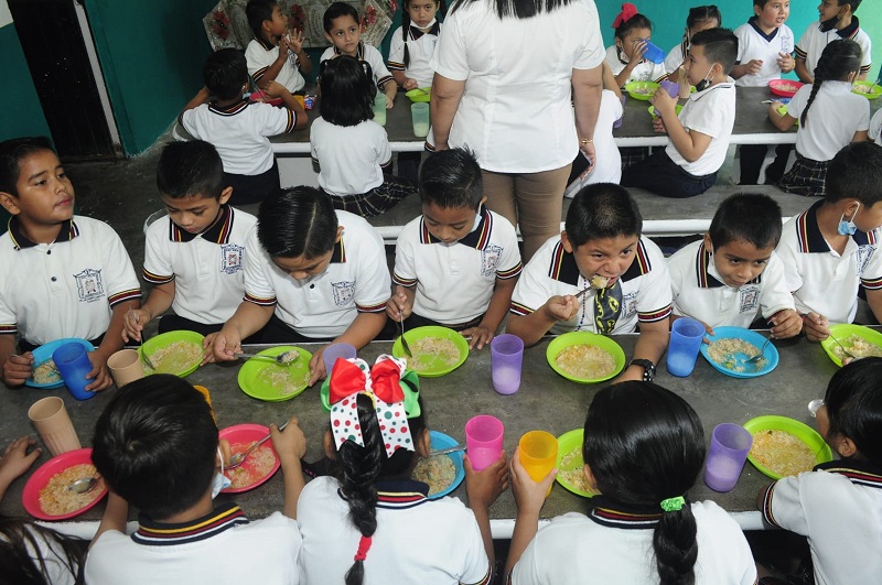 PREPARAN DESAYUNOS ESCOLARES  (22).jpg